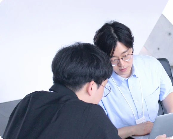 같은 화면을 보며 회의중인 두 사람