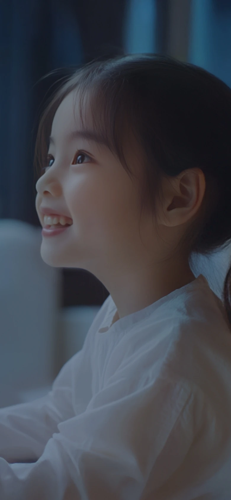 웃고있는 어린 아이의 옆모습